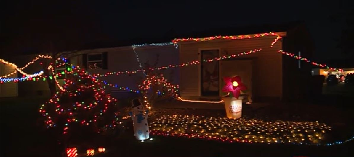 <i>KMBC via CNN Newsource</i><br/>Amber Spann decorated her elderly neighbor's Oak Grove