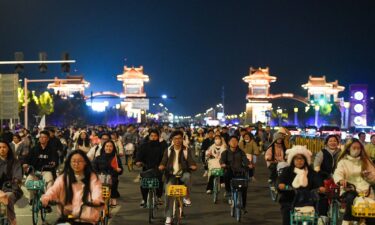 College students from Zhengzhou cycle to Kaifeng