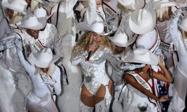 Beyoncé performs alongside her daughter