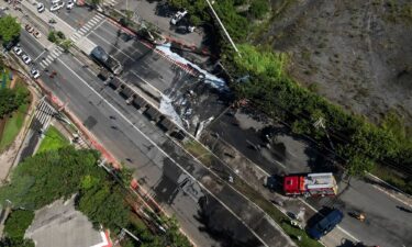 A small plane collided with a bus on Avenida Marquês