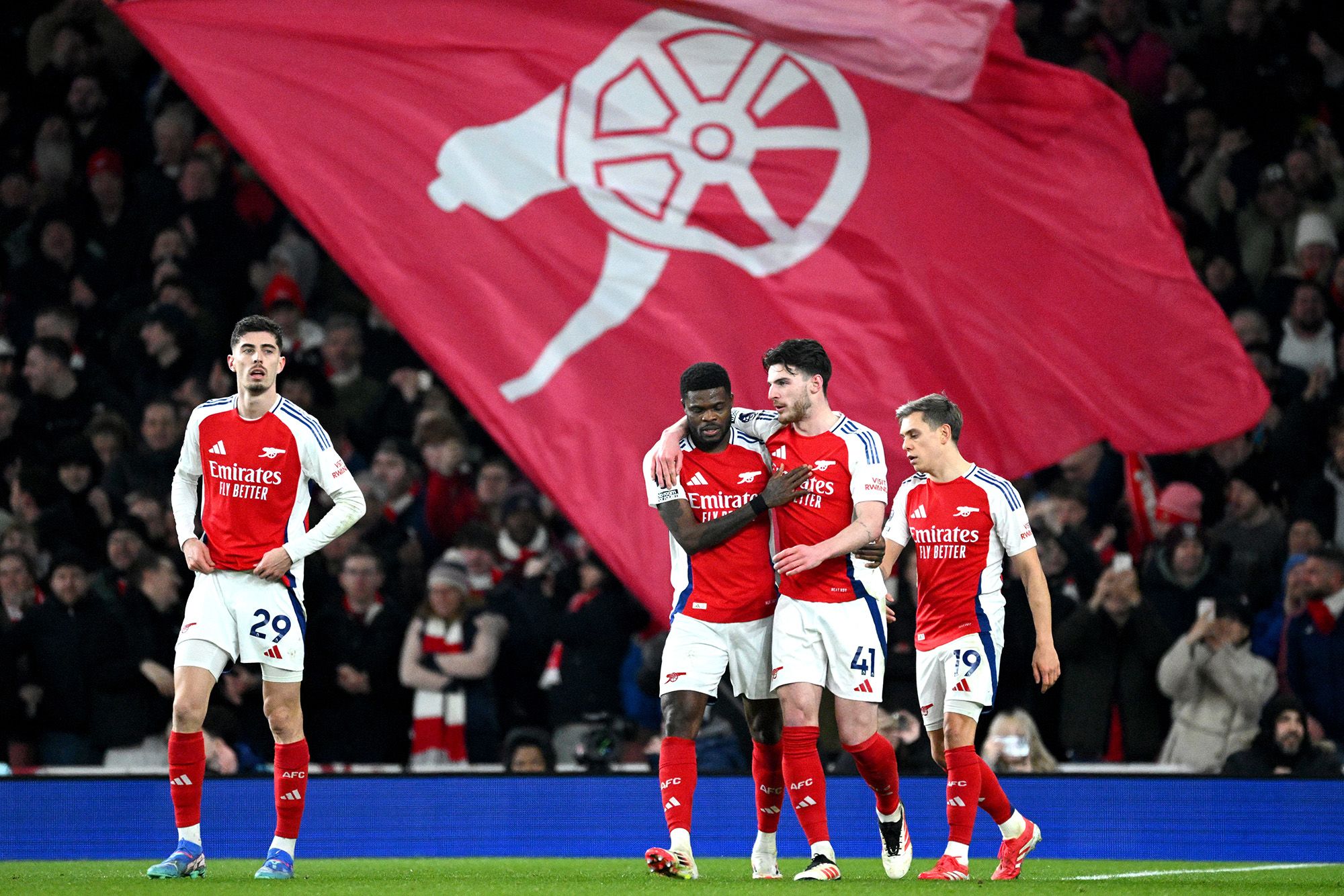 <i>Justin Setterfield/Getty Images via CNN Newsource</i><br/>Arsenal players celebrate regaining the lead against Man City.
