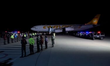 Flight carrying Venezuelan deportees from US arrives at La Guaira