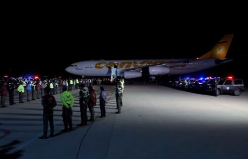 Flight carrying Venezuelan deportees from US arrives at La Guaira