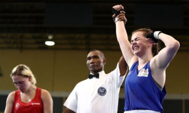 Georgia O'Connor (left) punches Erica Juana Gabriela Álvarez during their super-welterweight contest at Utilita Arena in April 2022.