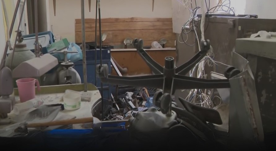 <i>KCAL/KCBS via CNN Newsource</i><br/>A family-owned jewelry store in Glendale is cleaning up the mess left behind by a group of burglars that broke through its roof and stole millions of dollars worth of valuables.