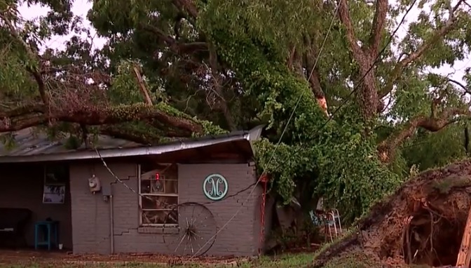 <i>WJCL via CNN Newsource</i><br/>Severe storms and strong winds hit Metter