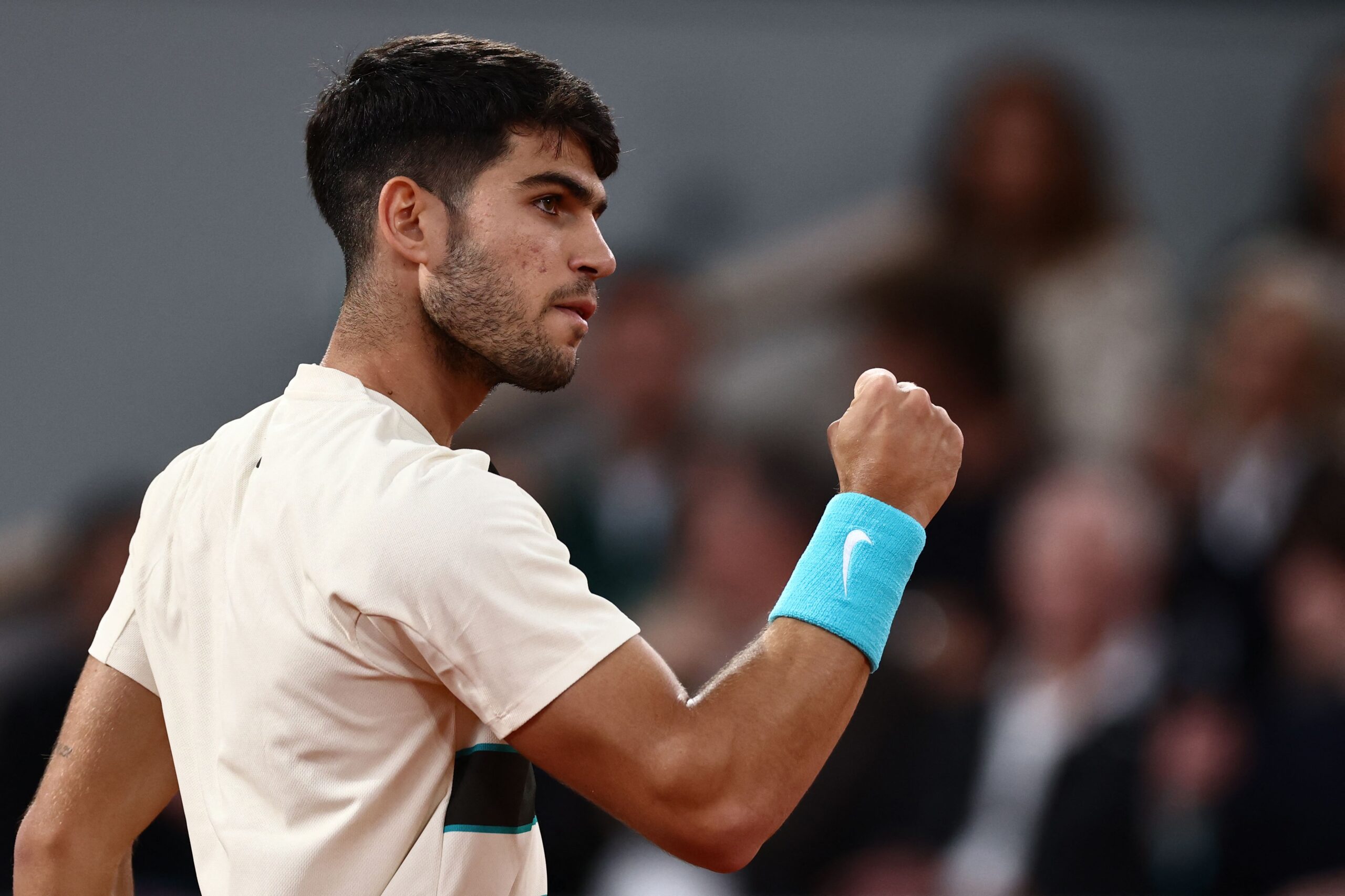 <i>Aurelien Morissard/AP via CNN Newsource</i><br/>Musetti receives medical treatment against Alcaraz.