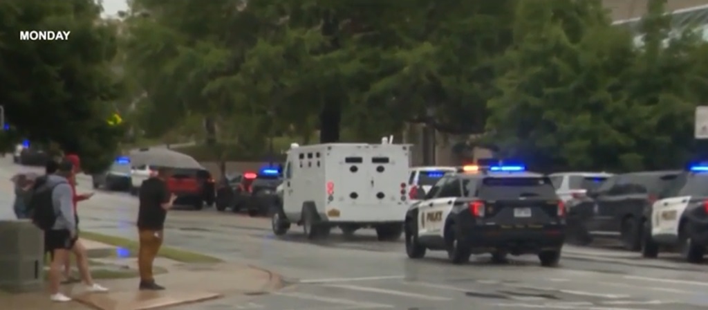 <i>KHBS/KHOG via CNN Newsource</i><br/>University of Arkansas students said the fast police response was overshadowed by nearly two hours without updates