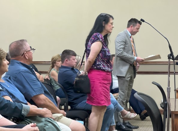 <i>Tiffany Flournoy/KTBS via CNN Newsource</i><br/>Attorney Pam Breedlove and Minden's special outside counsel Aaron Green stand before the City Council Monday.