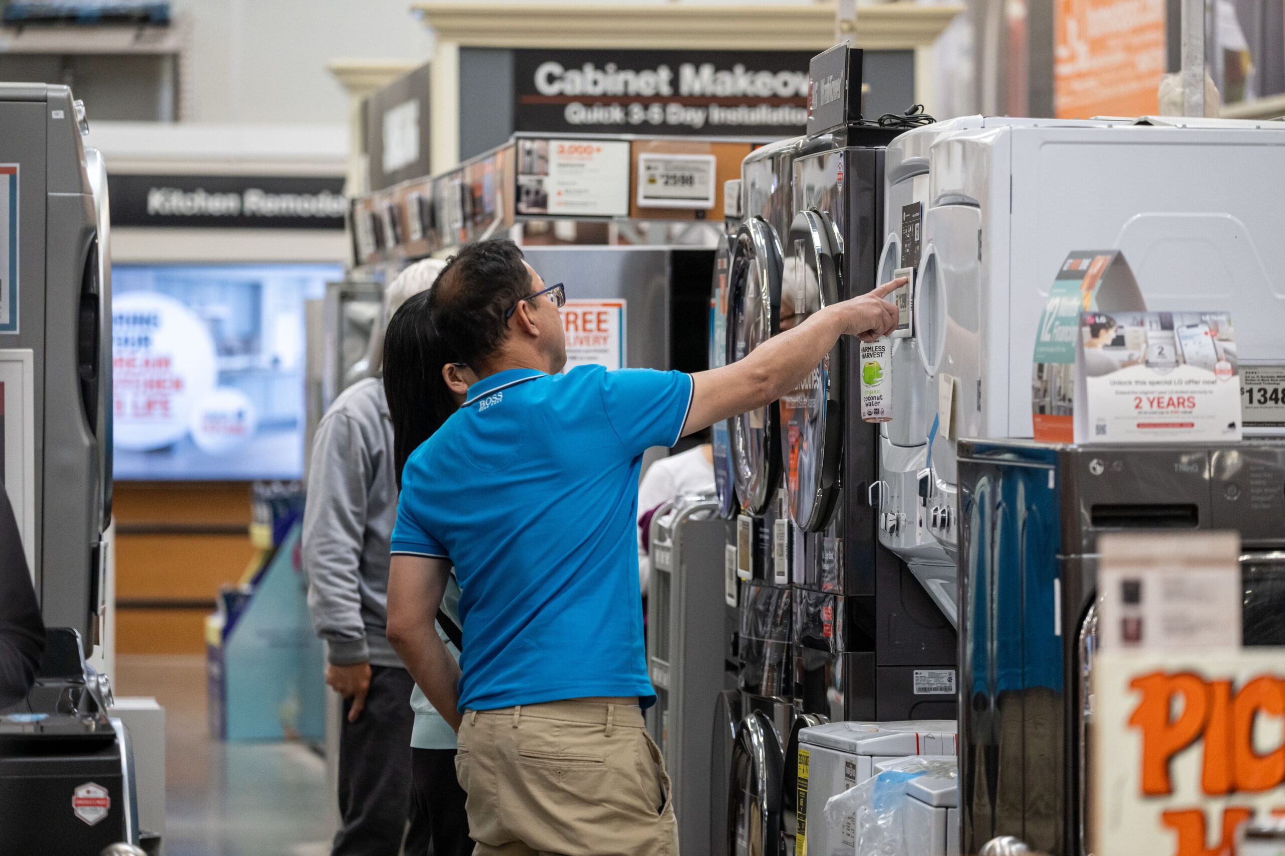 <i>David Paul Morris/Bloomberg/Getty Images via CNN Newsource</i><br/>Spending at US retailers rose more than expected in August