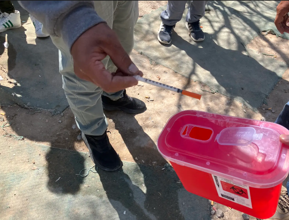 At the picadero along the train track, Montelongo and Rojas
accept used syringes and hand out new ones. The man with the gray sweatshirt is
Erick.