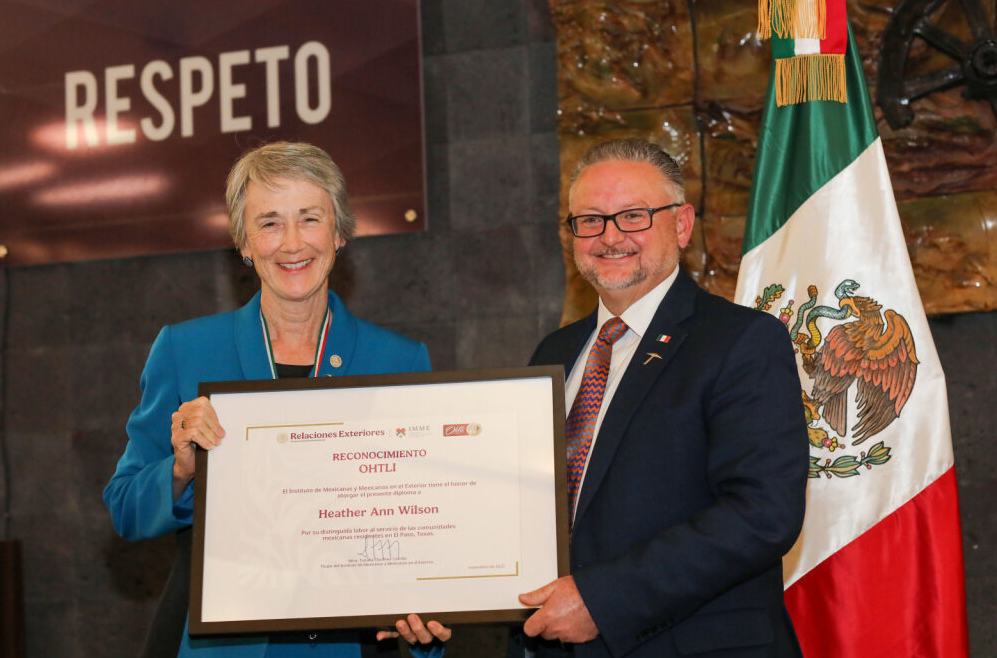 Heather Wilson receiving the Ohtli Award.