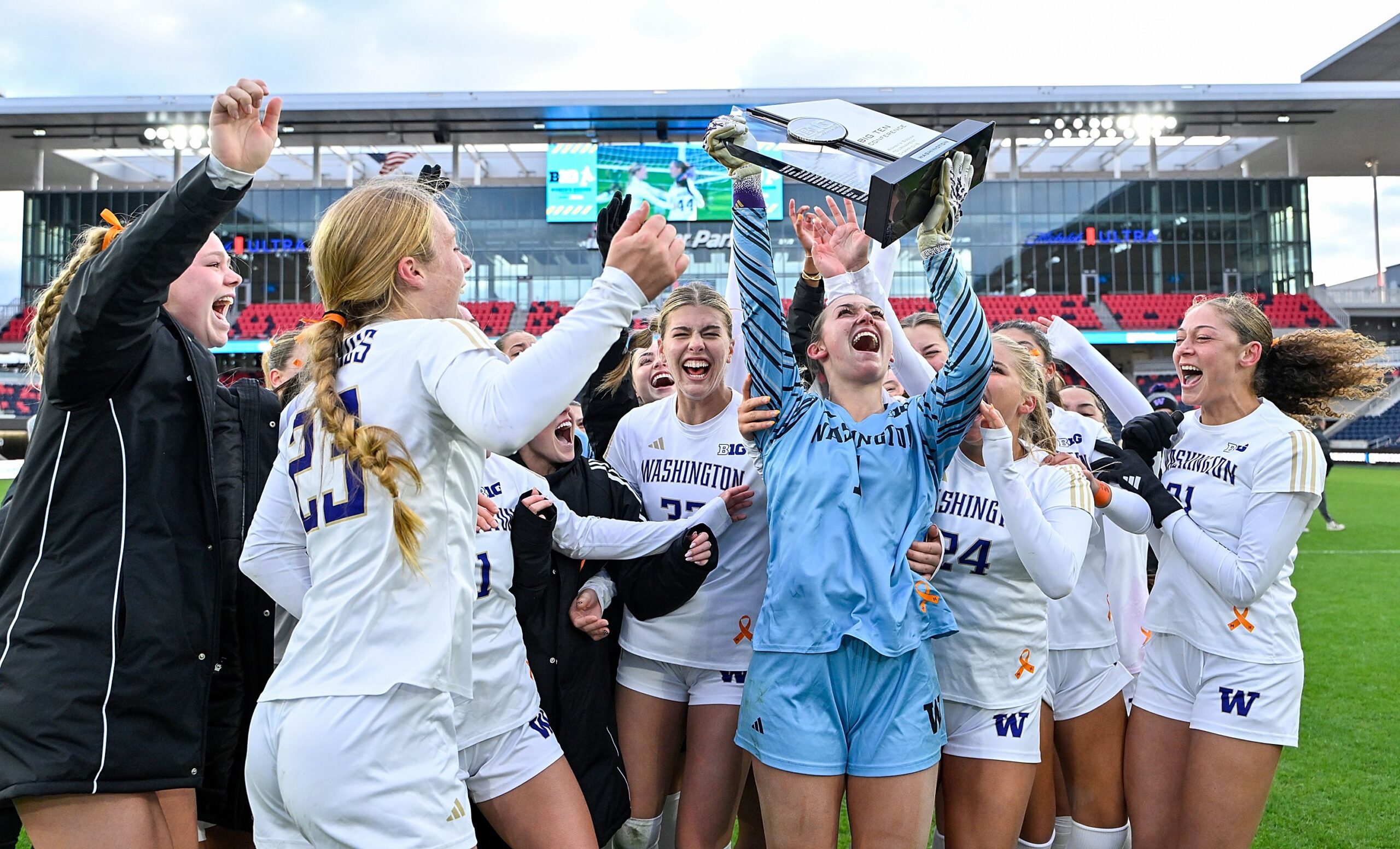 Jadyn Holdenried reveals "For Mia" on her shirt after scoring in the penalty shootout against Michigan State.