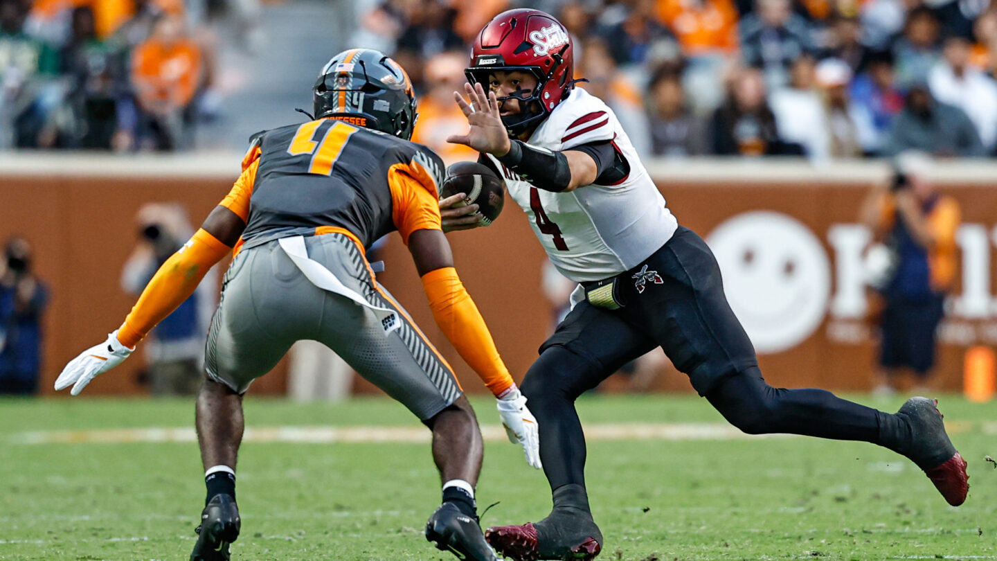 during the first half of an NCAA college football game Saturday, Nov. 15, 2025, in Knoxville, Tenn. (AP Photo/Wade Payne)