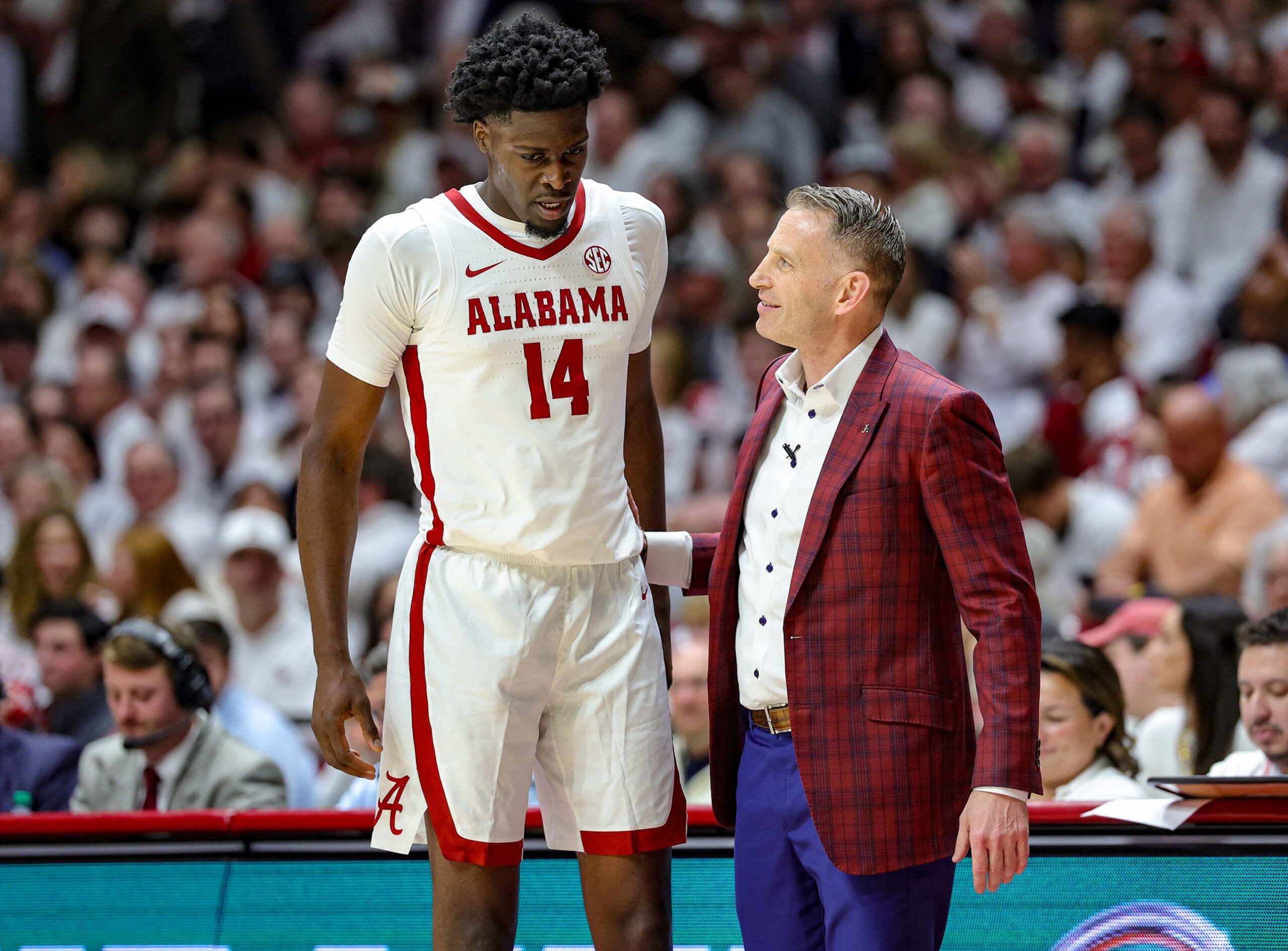 <i>Brandon Sumrall/Getty Images via CNN Newsource</i><br/>Alabama's Charles Bediako receives instructions from head coach Nate Oats during their game against Tennessee on January 24.
