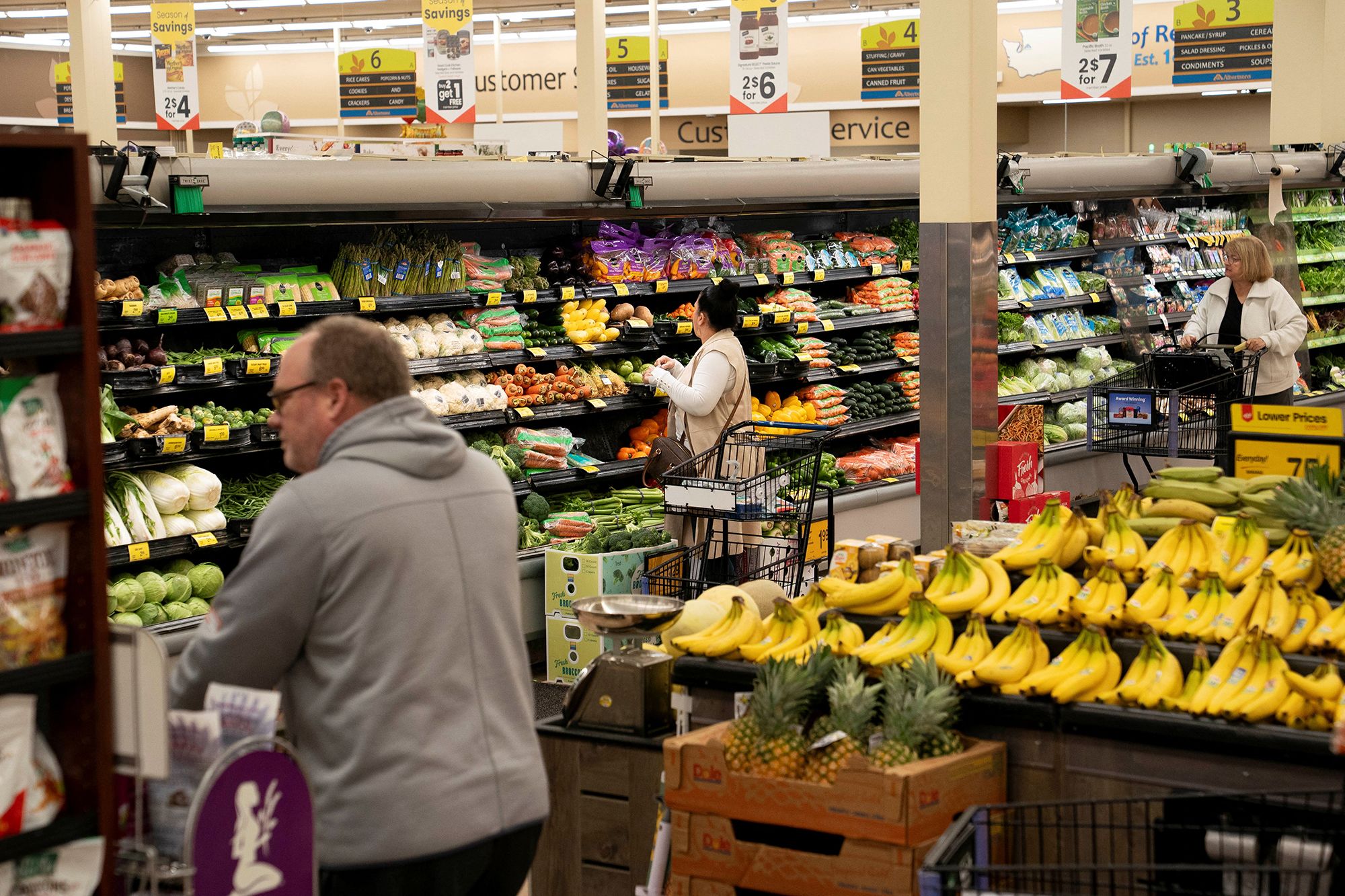 <i>David Ryder/Reuters via CNN Newsource</i><br/>Food shoppers browse for groceries ahead of the Thanksgiving Day holiday at an Albertsons supermarket in Redmond
