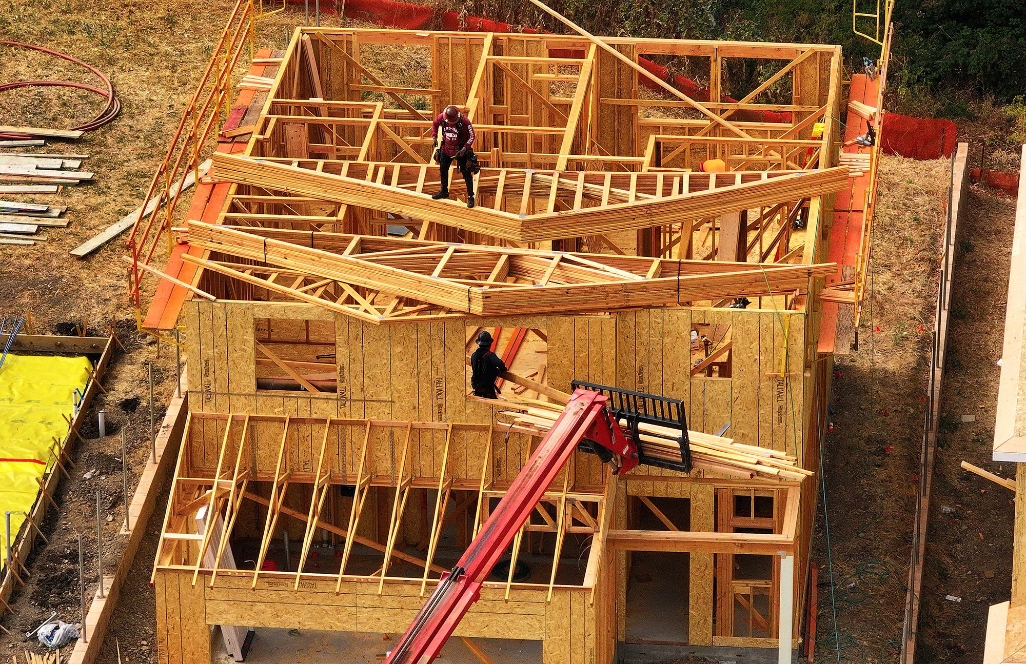 <i>Justin Sullivan/Getty Images via CNN Newsource</i><br/>Construction workers build a home at a new housing development on July 1