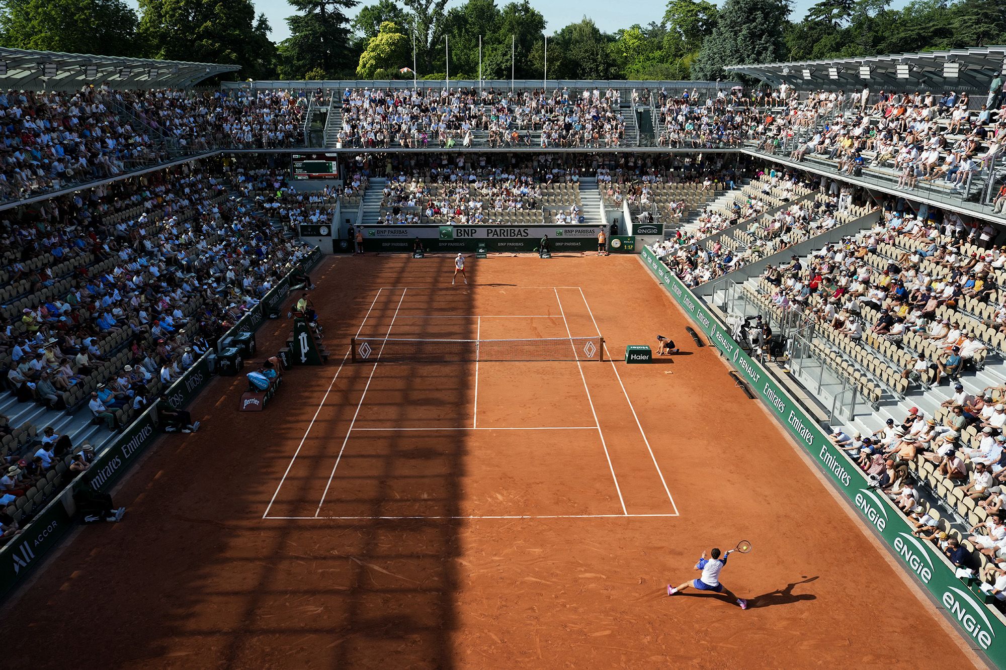 <i>Dan Istitene/Getty Images via CNN Newsource</i><br/>Casper Ruud acknowledges the crowd after beating Roman Safiullin at the 2026 French Open on May 25 in Paris.