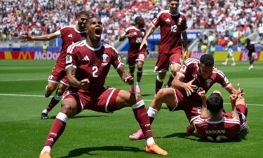 Julen Lopetegui speaks with his players during a hydration break in the FIFA World Cup 2026 Group B match between Qatar and Switzerland.