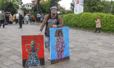 Russian dissident Semyon Skrepetsky protests at the Giardini