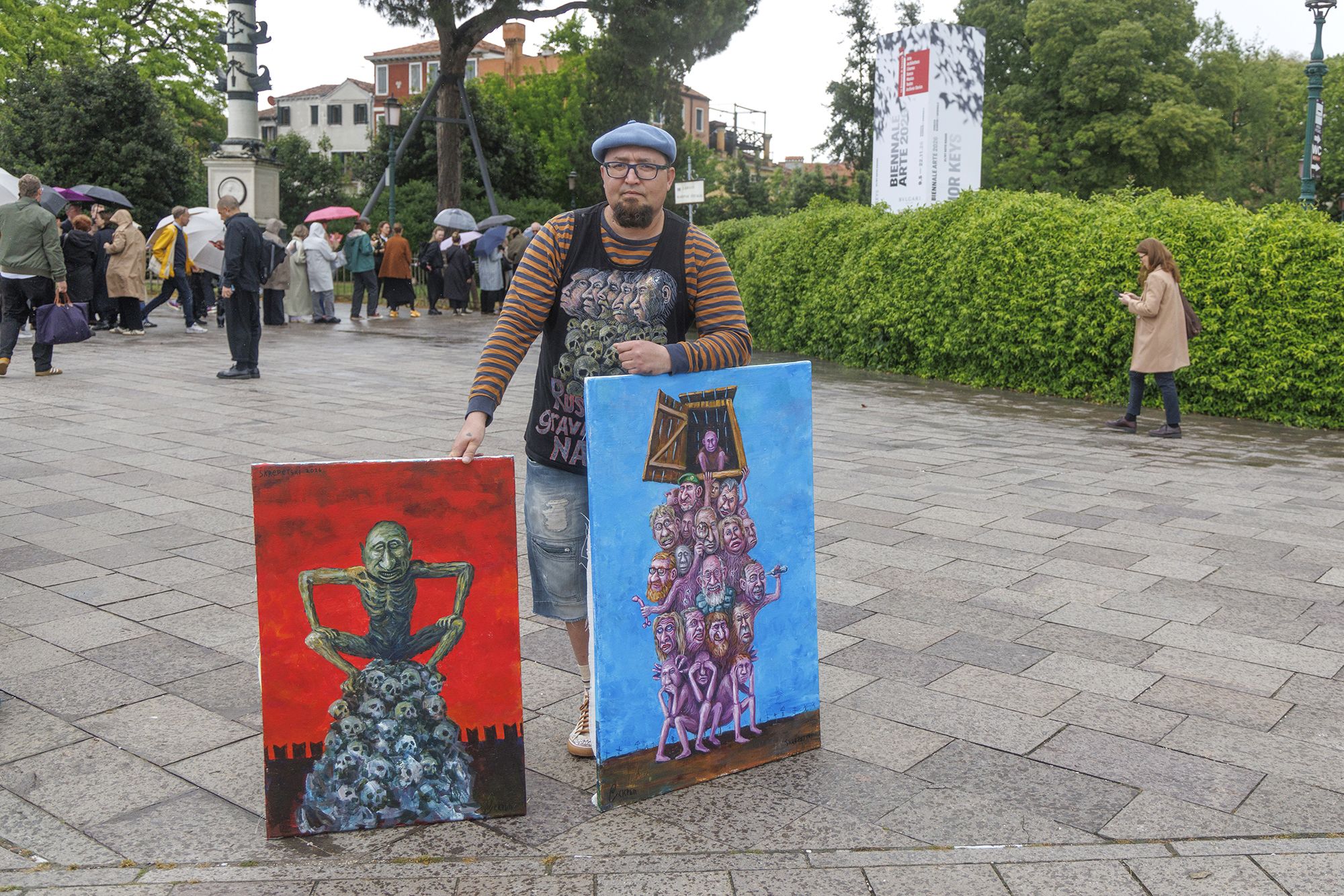 <i>Stefano Mazzola/Getty Images via CNN Newsource</i><br/>Russian dissident Semyon Skrepetsky protests at the Giardini