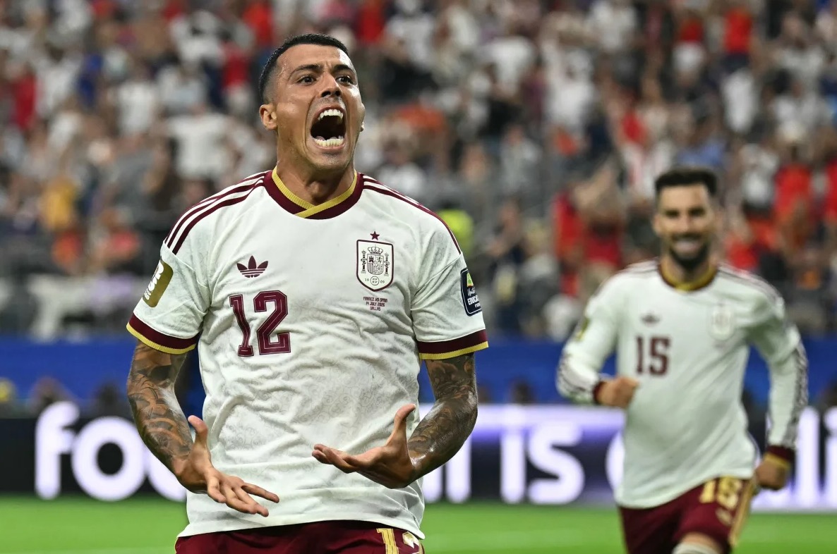 <i>Florencia Tan Jun/Getty Images via CNN Newsource</i><br/>Spanish players celebrate after the full-time whistle.