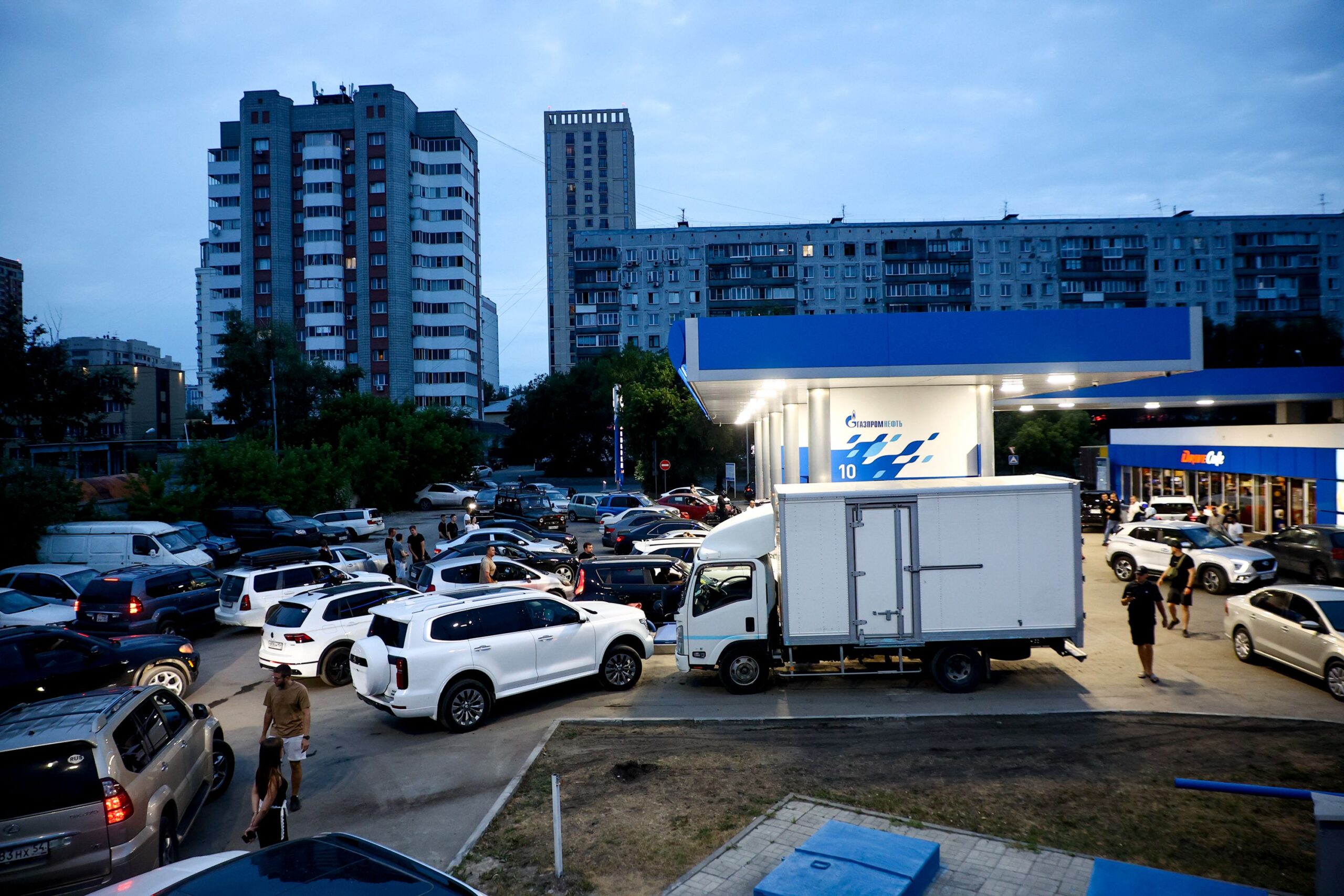 <i>Rostislav Netisov//Anadolu/Getty Images via CNN Newsource</i><br/>Long queues form outside fuel stations from the early hours of the morning in Novosibirsk