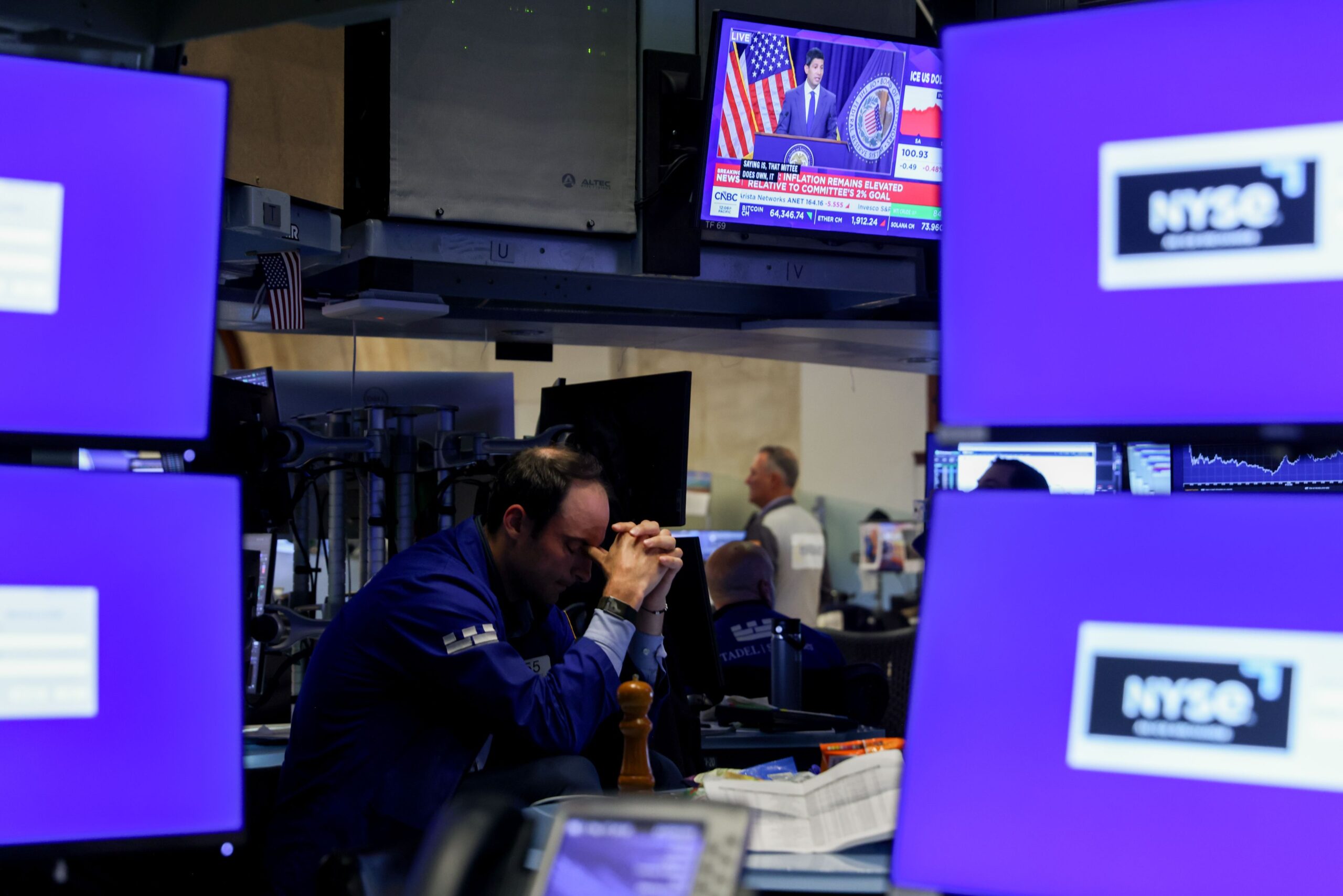 <i>Michael Nagle/Bloomberg/Getty Images via CNN Newsource</i><br/>A television station broadcasts Kevin Warsh