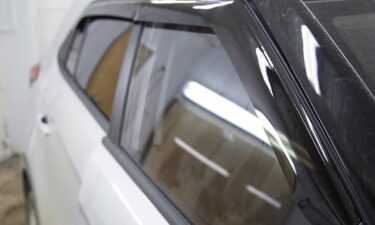 In-channel rain guards vs. stick-on: 3 key differences drivers should know