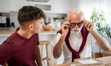 How to adjust to new eyeglasses