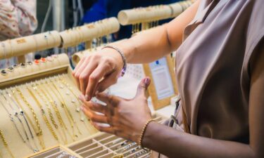 Study: 40% of travelers buy jewelry on vacation. Here's how to do it right.