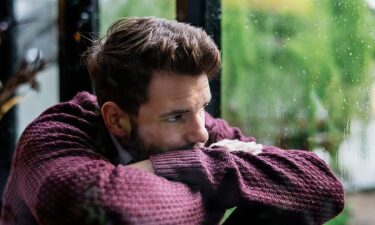 What are the early signs of suicidal ideation?