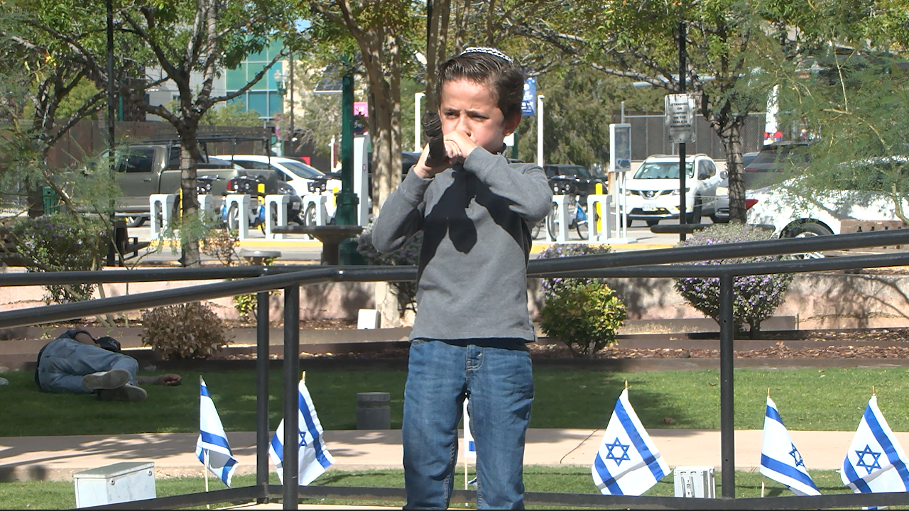 Israeli boy blows shofar